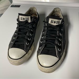 Converse low Chuck Taylor black men’s size 7, women’s size 9